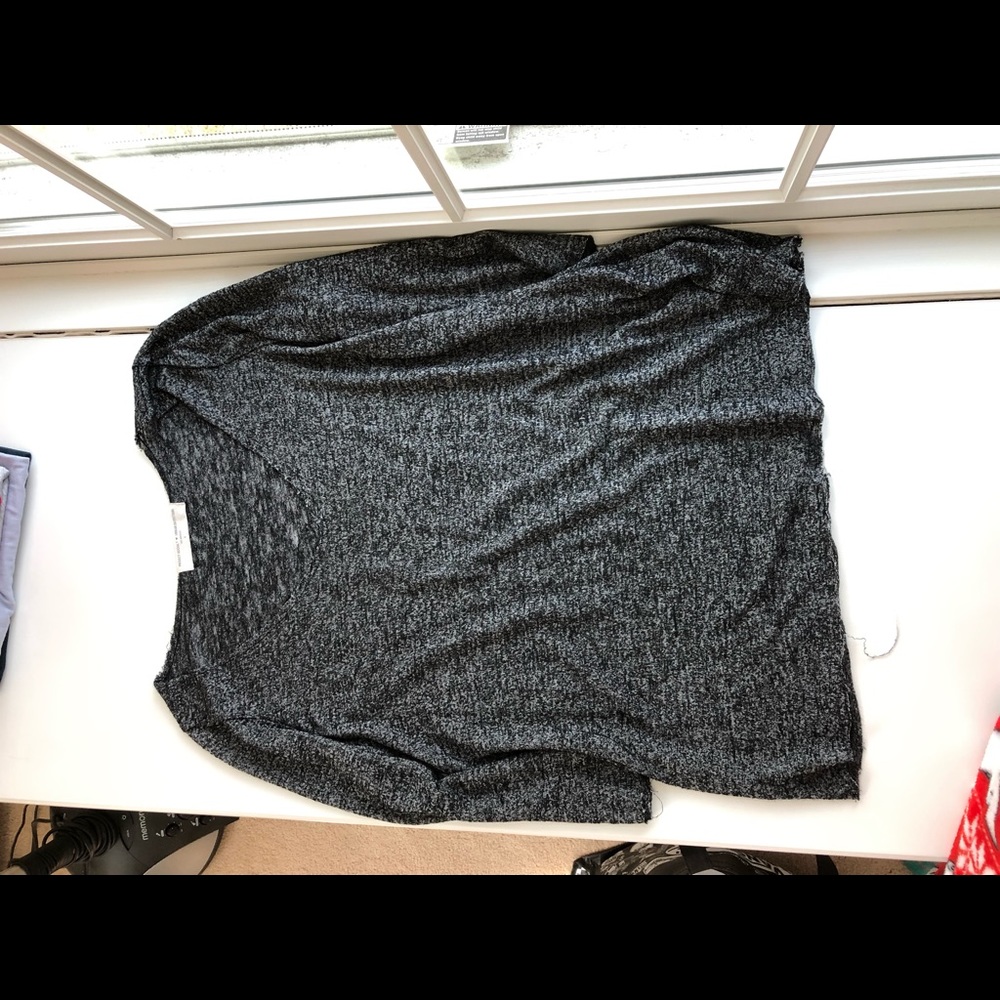 Gray v-neck 3/4 sleeve shirt